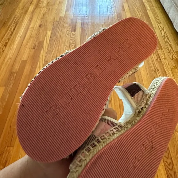 Beautiful pink/what Burberry espadrille little girls sandals😍