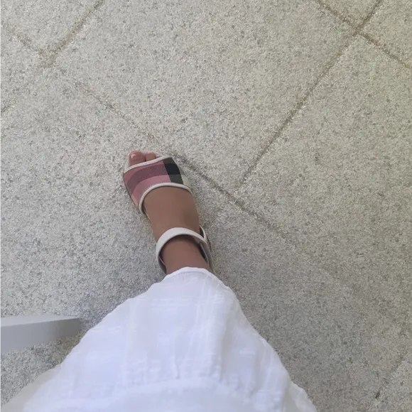 Beautiful pink/what Burberry espadrille little girls sandals😍