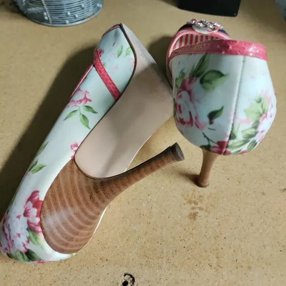Beverly Feldman pumps beige red