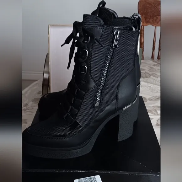 BLACK LEATHER ANKLE BOOTS SIZE 8.5