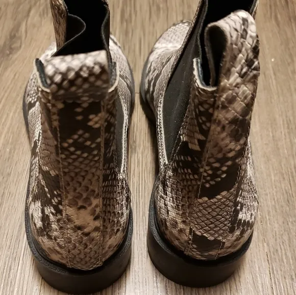 BLACK  WHITE Snake Print Chelsea Ankle Boots Size 8.5M