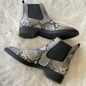 BLACK  WHITE Snake Print Chelsea Ankle Boots Size 8.5M