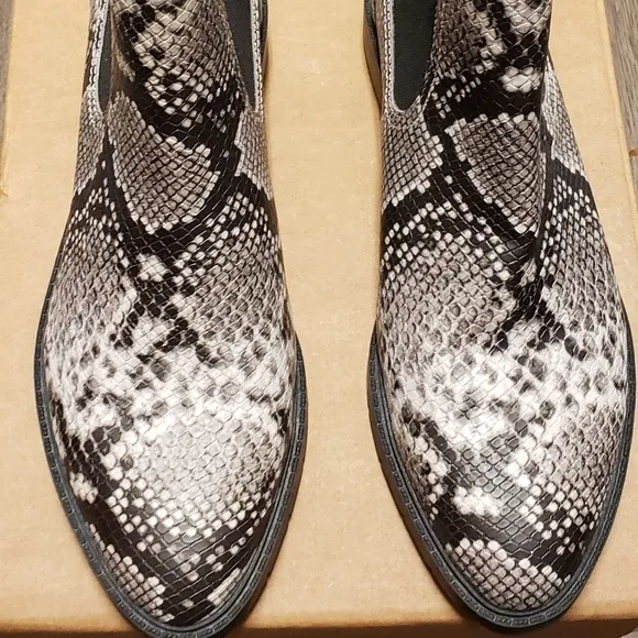 BLACK  WHITE Snake Print Chelsea Ankle Boots Size 8.5M