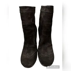 Black suede Oxford boots with block heel
