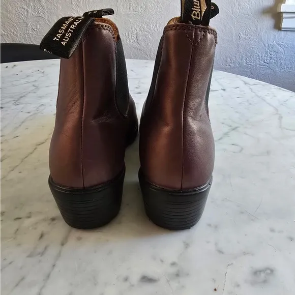 Blundstone Brown Ankle Boots Sleek Chelsea Style