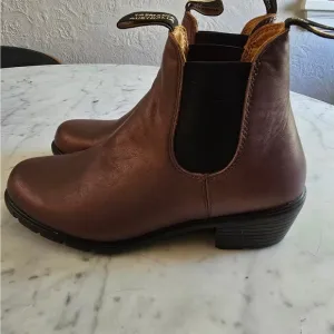 Blundstone Brown Ankle Boots Sleek Chelsea Style