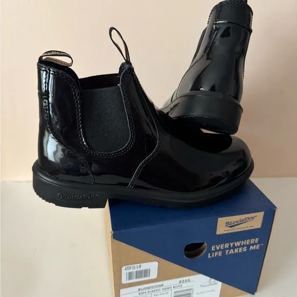 Blundstone Red Low-Heel Chelsea shiny black patent leather boot. 2255. 3, 4