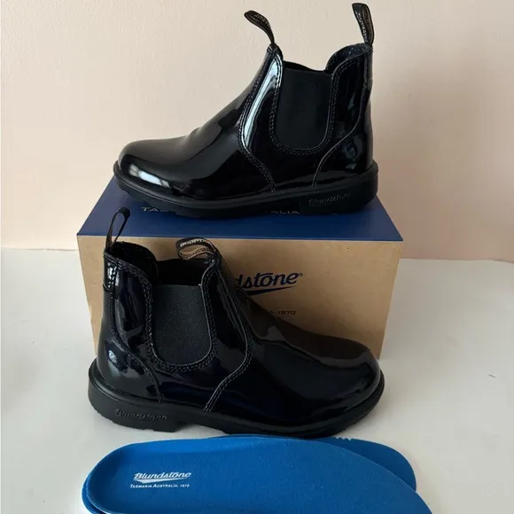 Blundstone Red Low-Heel Chelsea shiny black patent leather boot. 2255. 3, 4