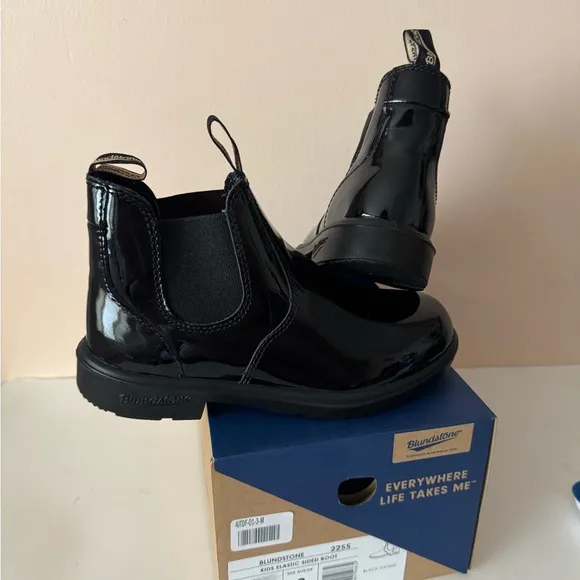 Blundstone Red Low-Heel Chelsea shiny black patent leather boot. 2255. 3, 4