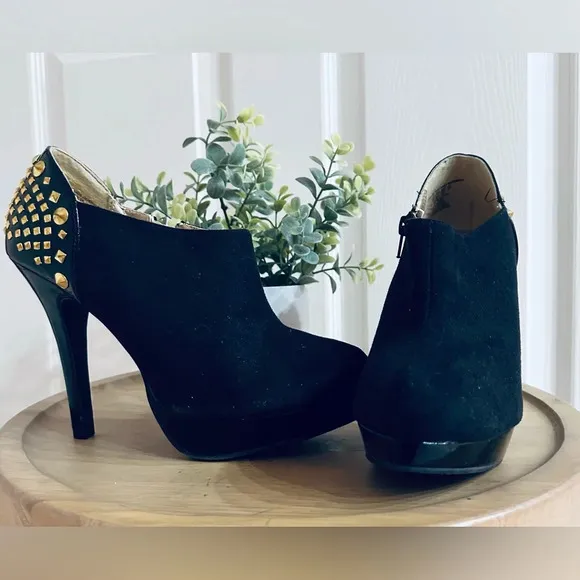 BONGO ~ Women’s black suede stiletto booties with gold embellishments size 8.5