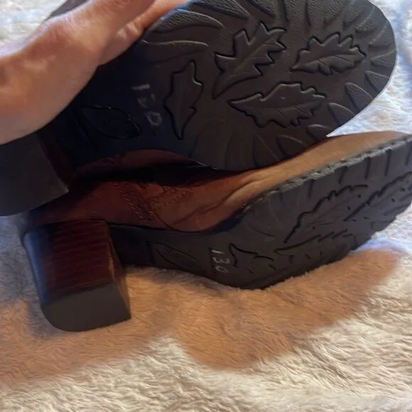 Born leather boots, size 9M