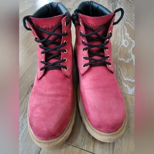 Boys size 6.5 Ralph Lauren Polo boots. Red. Excellent condition condition!