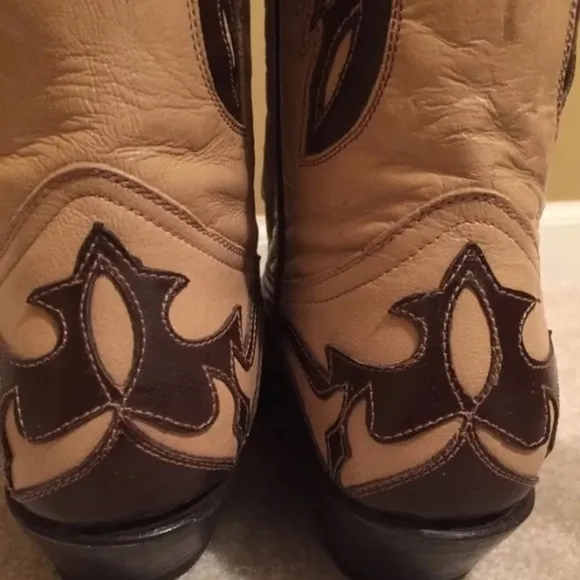 Brand New Ferrini Women’s Cowboy boots size 8 Tan Cream Brown Design