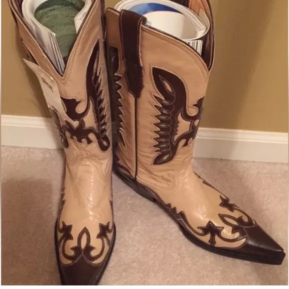 Brand New Ferrini Women’s Cowboy boots size 8 Tan Cream Brown Design