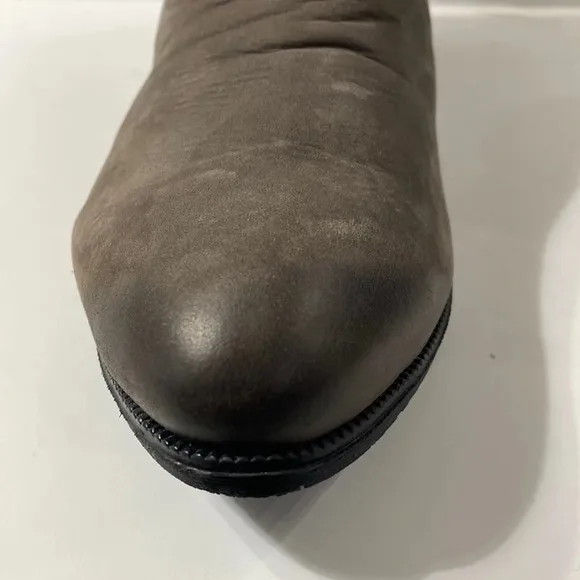Bueno &quot;NWOB&quot; Maude Grey/Brown Nubuck Snake Embossed Boots Size 7.5