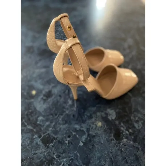 Burberry Triple Stud Embossed Leather Pe