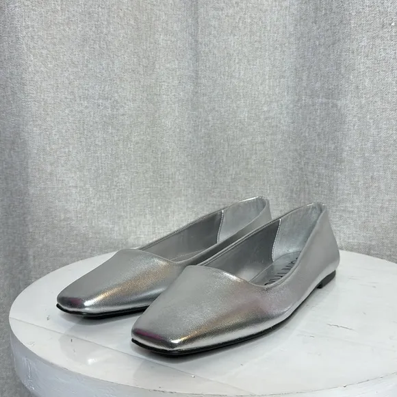 CALVIN KLEIN NYTA SILVER LEATHER SQUARE TOE WOMENS BALLET FLATS **NIB**