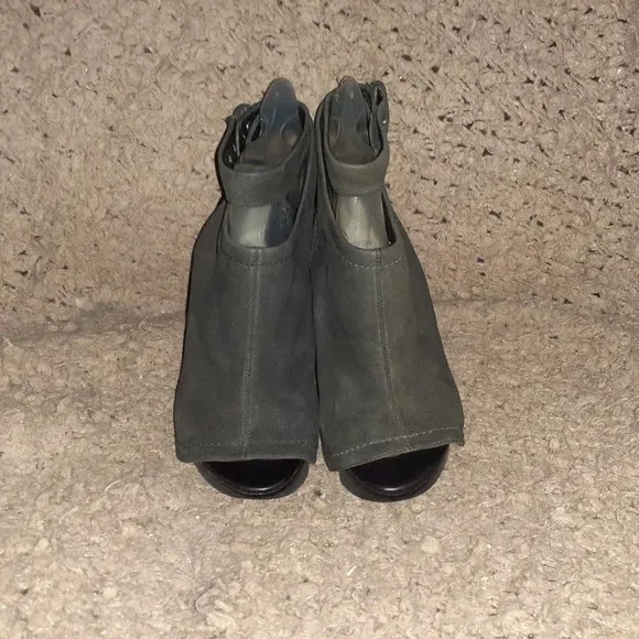CAMILLA SKOVGAARD-Charcoal Nubuck Flap/Black Leather Stiletto-Ankle Wrap-Sz37-NM