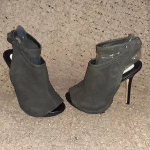 CAMILLA SKOVGAARD-Charcoal Nubuck Flap/Black Leather Stiletto-Ankle Wrap-Sz37-NM