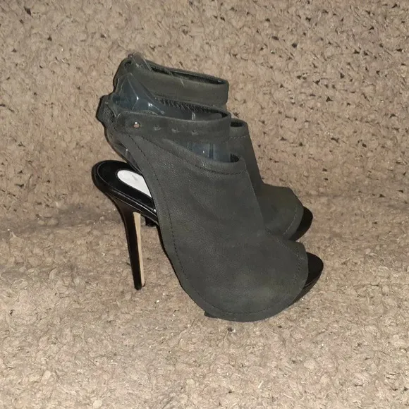 CAMILLA SKOVGAARD-Charcoal Nubuck Flap/Black Leather Stiletto-Ankle Wrap-Sz37-NM