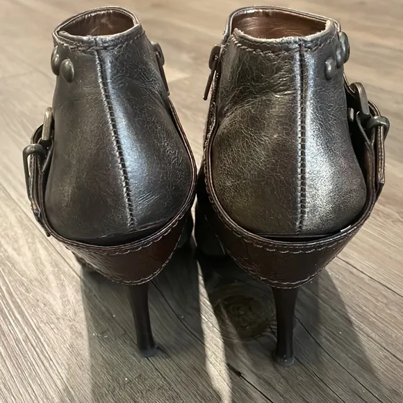 Carlos Santana Stiletto Boots w/ Buckle. Size 8.