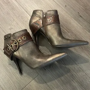 Carlos Santana Stiletto Boots w/ Buckle. Size 8.