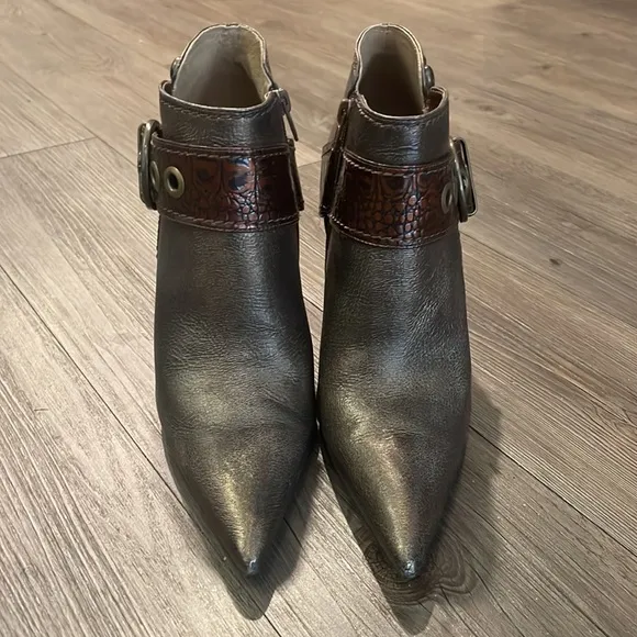 Carlos Santana Stiletto Boots w/ Buckle. Size 8.