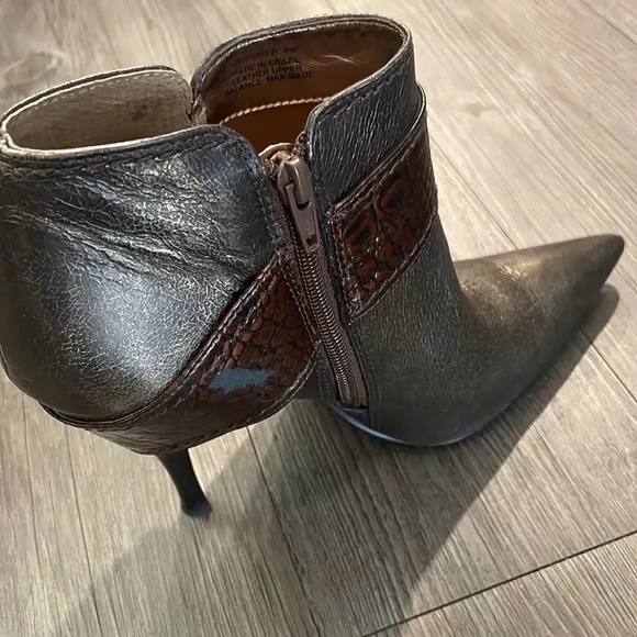 Carlos Santana Stiletto Boots w/ Buckle. Size 8.