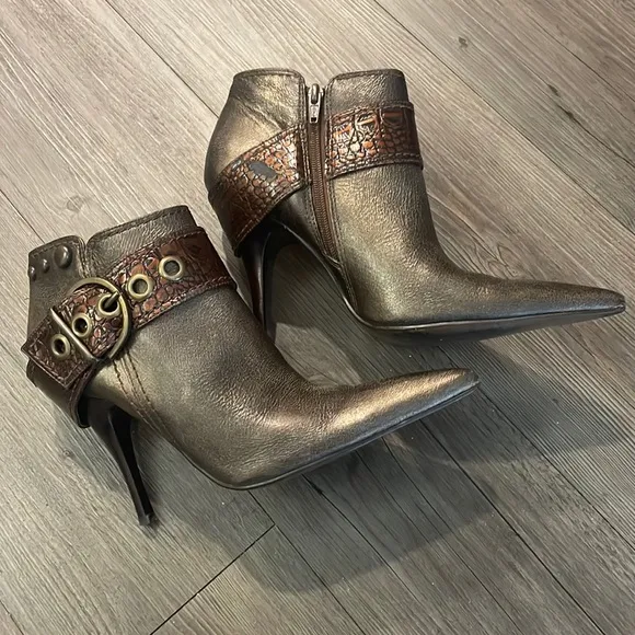 Carlos Santana Stiletto Boots w/ Buckle. Size 8.