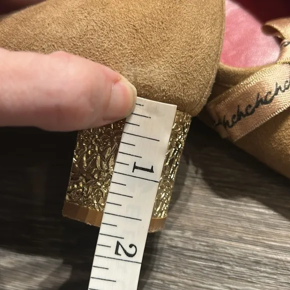 Carolina Herrera Suede Bow Detail Pumps Gold Block Kitten Heels Size 39 US 8.5