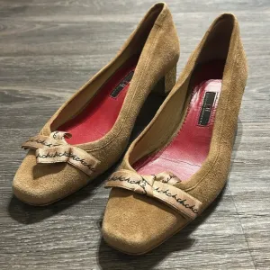Carolina Herrera Suede Bow Detail Pumps Gold Block Kitten Heels Size 39 US 8.5