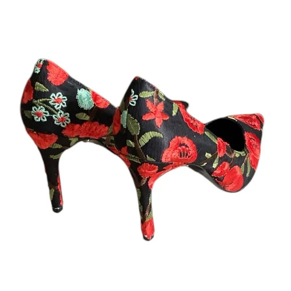 CHARLES DAVID Denise Floral Embroidered Pointed Stiletto Heels Size 9