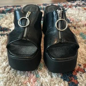 Chinese Laundry Black Zipper Platform Sandals size  6.5 like new