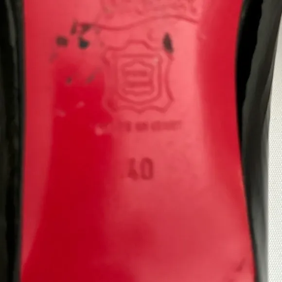 CHRISTIAN LOUBOUTIN BLACK PATENT PEEP-TOE WITH THE SIGNATURE RED SOLE SZ 40. 9.5