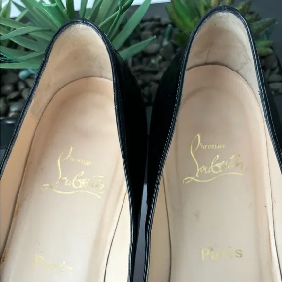CHRISTIAN LOUBOUTIN BLACK PATENT PEEP-TOE WITH THE SIGNATURE RED SOLE SZ 40. 9.5