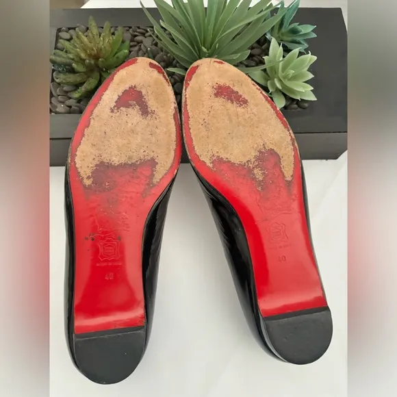 CHRISTIAN LOUBOUTIN BLACK PATENT PEEP-TOE WITH THE SIGNATURE RED SOLE SZ 40. 9.5