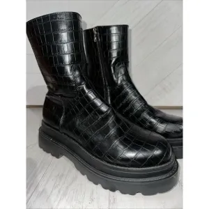 Chunky Platform Black Crocodile Style Boots Side Zipper Women Size 7 90's Style‎