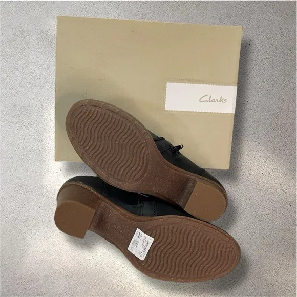 Clarks Collection Sashlin Aleta Leather Mid Heel Padded Bootie Shoes