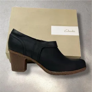 Clarks Collection Sashlin Aleta Leather Mid Heel Padded Bootie Shoes