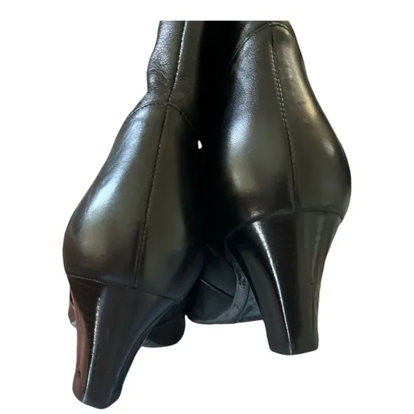 Cole Haan black ankle booties size 7B EUC C-16AB