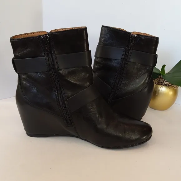 Comfortiva Ramika black leather wedge boots