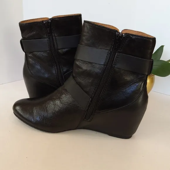 Comfortiva Ramika black leather wedge boots