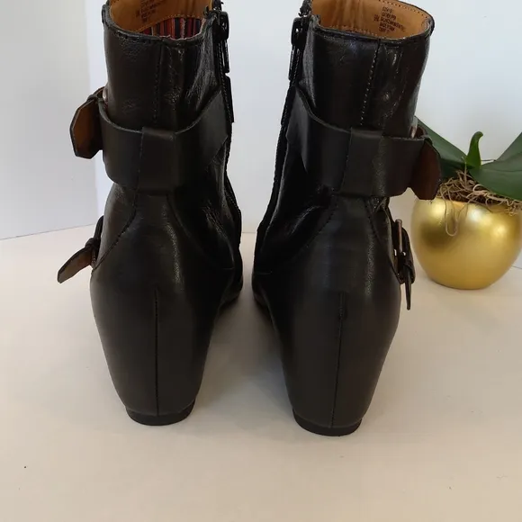 Comfortiva Ramika black leather wedge boots