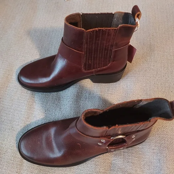 Cruza Deep Brown Ankle Boots with Elastic Panels and Low Stacked Heel Sz 39/8.5