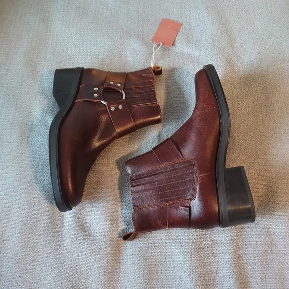 Cruza Deep Brown Ankle Boots with Elastic Panels and Low Stacked Heel Sz 39/8.5