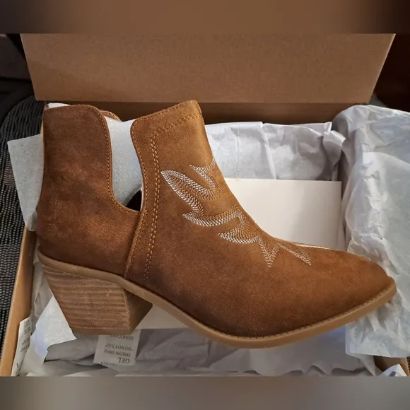 CUSHIONAIRE Western Boots BRAND NEW size 8 EMBROIDERED stacked heel BROWN