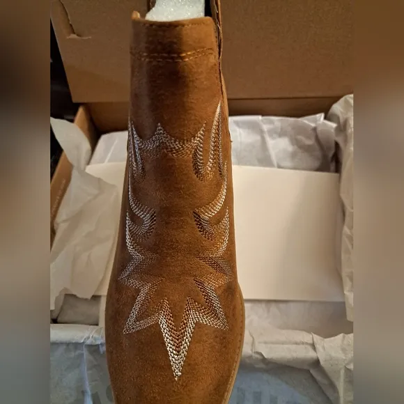 CUSHIONAIRE Western Boots BRAND NEW size 8 EMBROIDERED stacked heel BROWN
