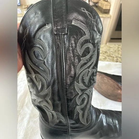 Dan Post. Size 11 western boots. These boots are in great‎ condition.