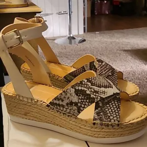 🌷DEAL🌷 Dolce Vita Snake Crisscross Womens Low Wedge Ankle Sandal  sz 7.5 &amp; 8.5