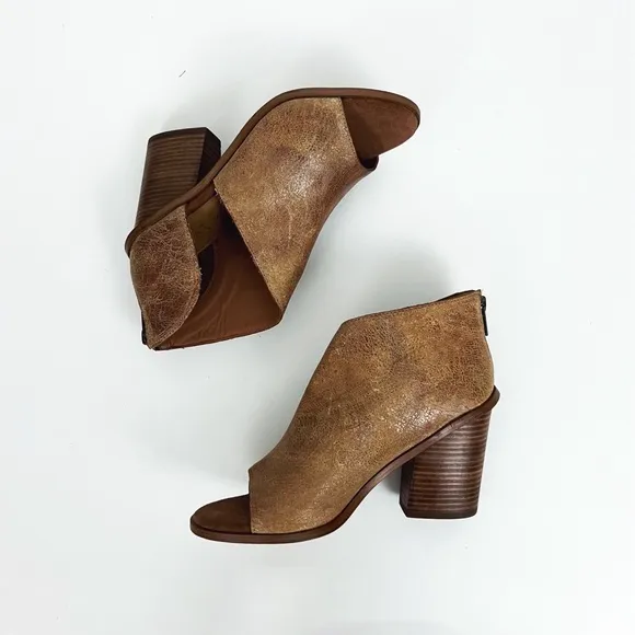 Diba True Honey Suckle Block-Heel Leather Sandals in Tan | Size 7
